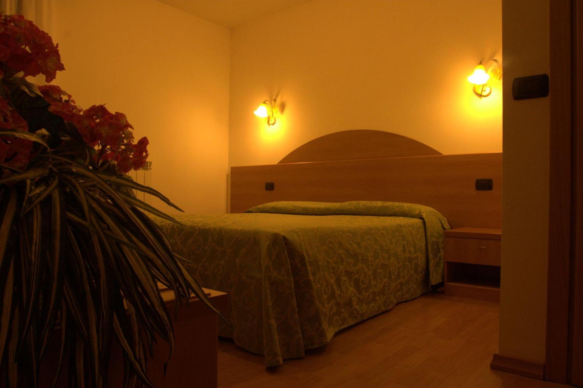 Hotel Denny Пінцоло Екстер'єр фото