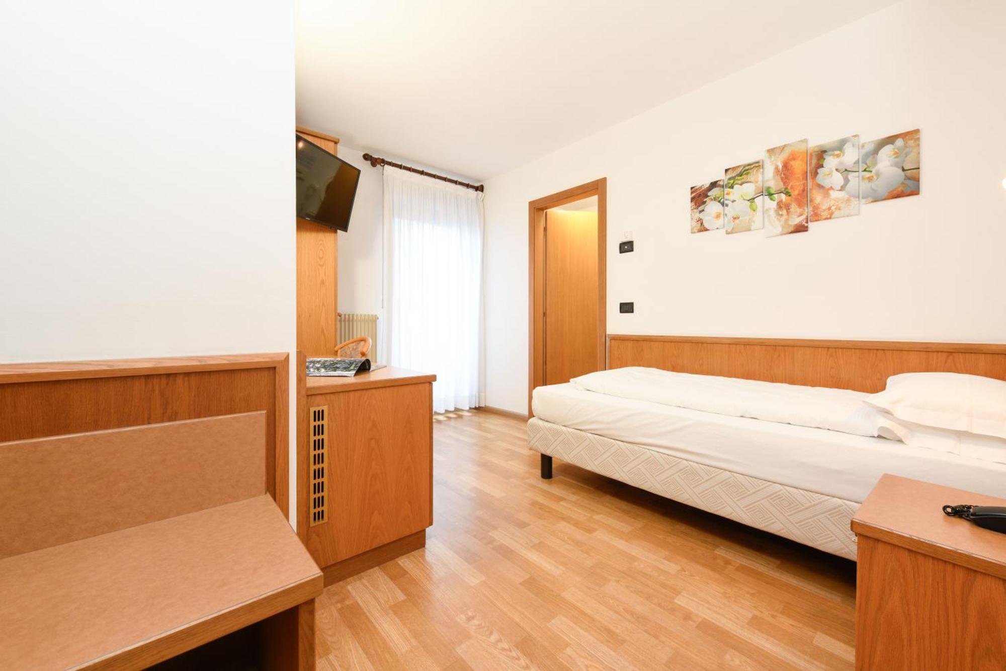 Hotel Denny Пінцоло Екстер'єр фото